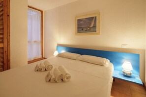 1 bedroom, bed sheets