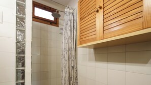 Douche, sèche-cheveux, bidet, serviettes fournies