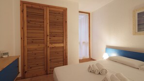 1 bedroom, bed sheets