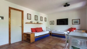 1 bedroom, bed sheets