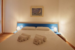 1 bedroom, bed sheets