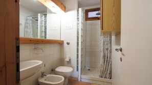 Regadera, amenidades de baño gratuitas, secadora de cabello, bidet 