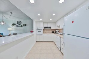 雪櫃、微波爐、焗爐、爐具