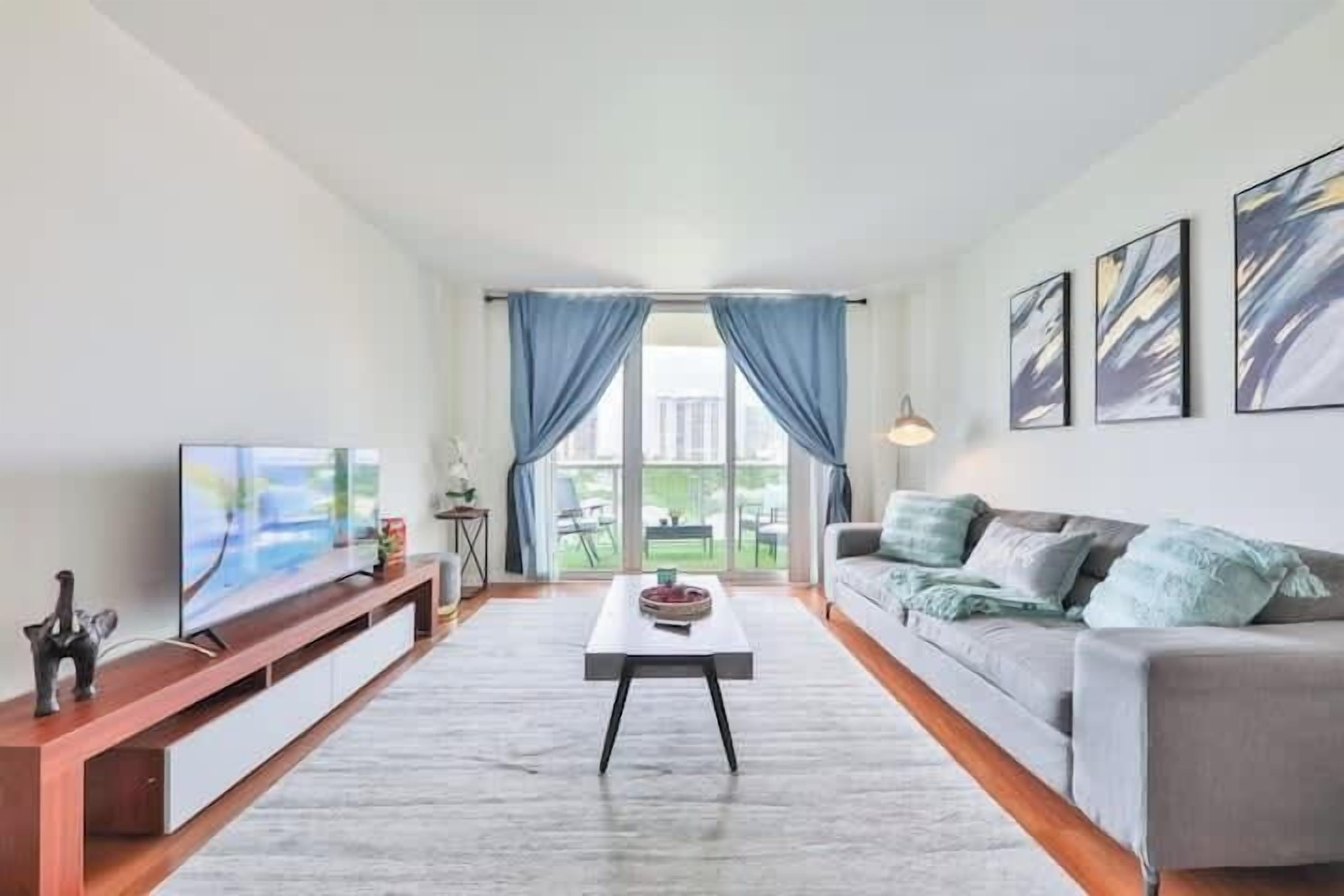 Älytelevisio, pöytätennispöytä, tulostin