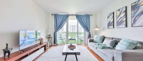 Älytelevisio, pöytätennispöytä, tulostin