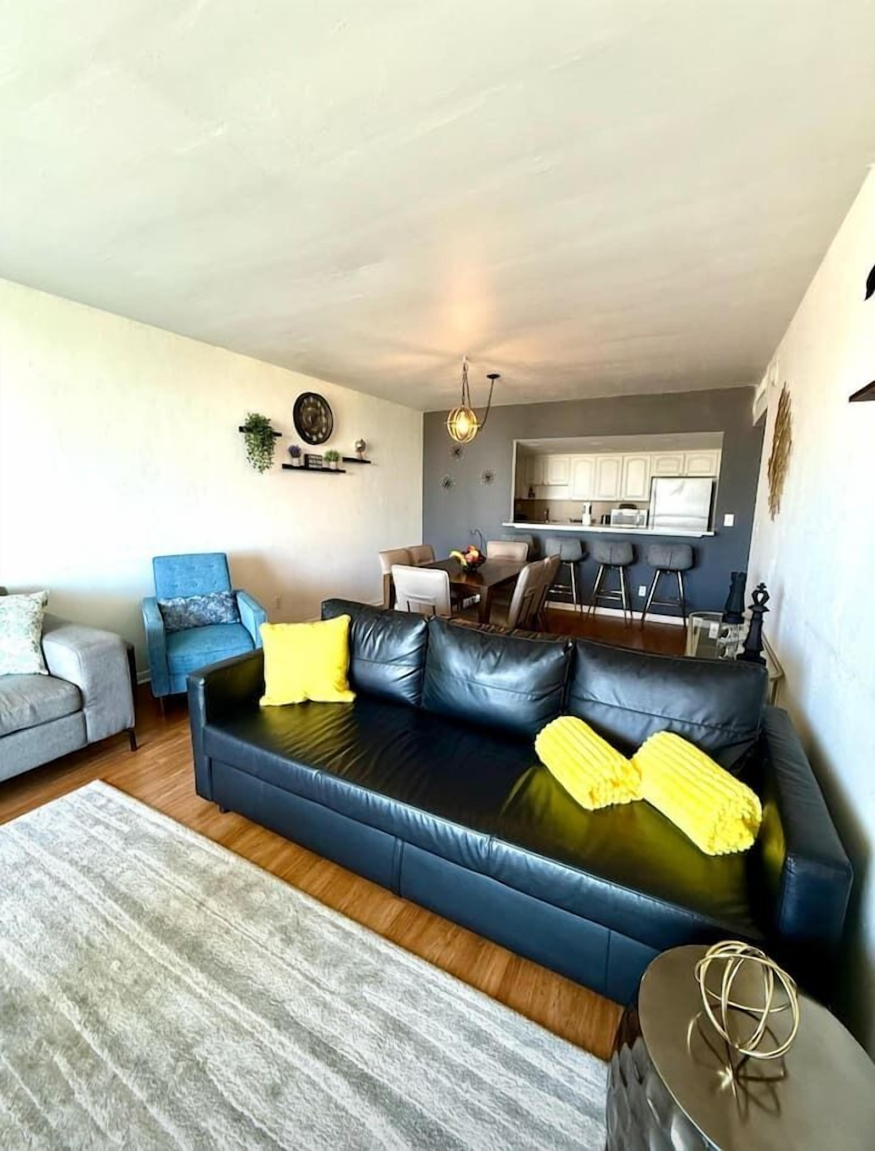 Älytelevisio, pöytätennispöytä, tulostin