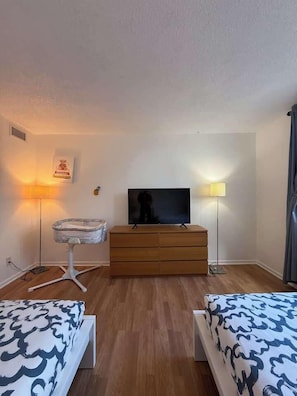 1 habitación, escritorio, tabla de planchar con plancha y cuna de viaje