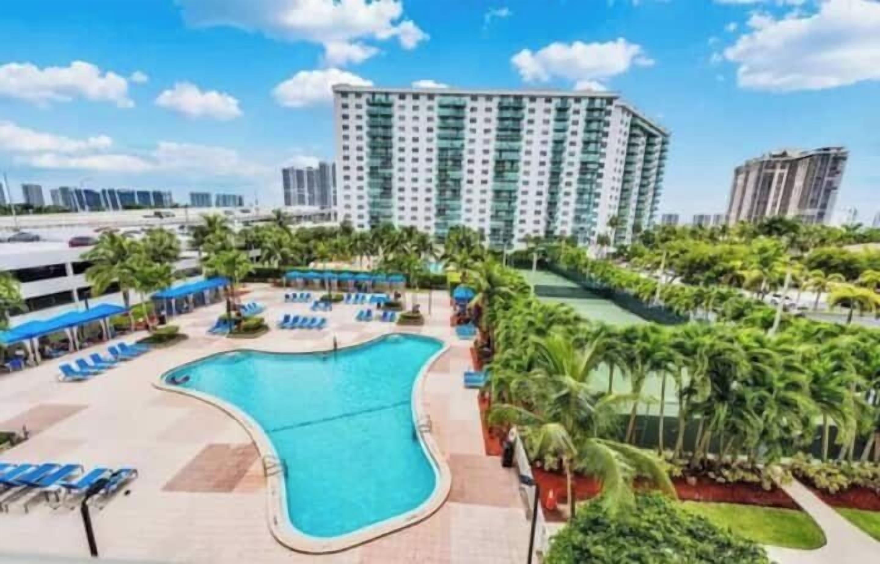 Una piscina al aire libre, una piscina climatizada