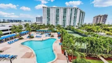 Una piscina al aire libre, una piscina climatizada