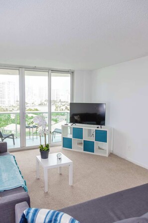 Téléviseur connecté, table de ping-pong, livres, imprimante