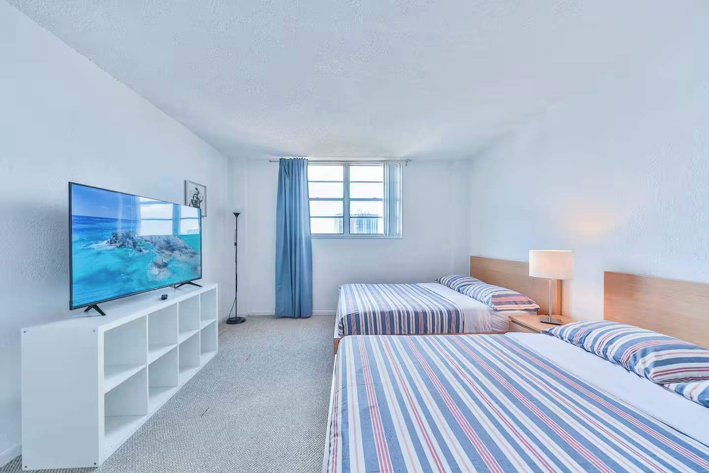 1 habitación, escritorio, tabla de planchar con plancha y cuna de viaje 