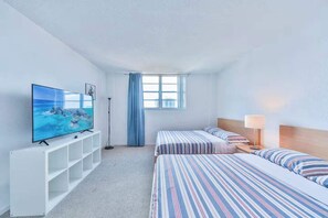 1 chambre, bureau, fer et planche à repasser, lit de bébé portatif