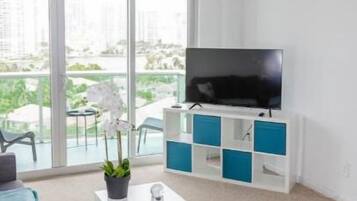 Smart TV, tavolo da ping pong, libri, stampante