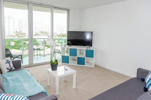 Smart TV, table tennis, books, printers - Panoramic View Apartment (Sunny Isles Beach)