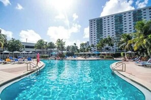 Pool - Seaside Getaway - 414 (Sunny Isles Beach)