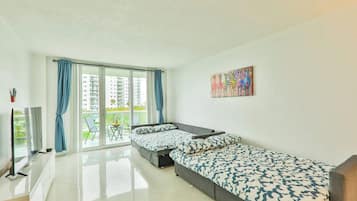 1 Schlafzimmer, Schreibtisch, Bügeleisen/Bügelbrett, Reisekinderbett