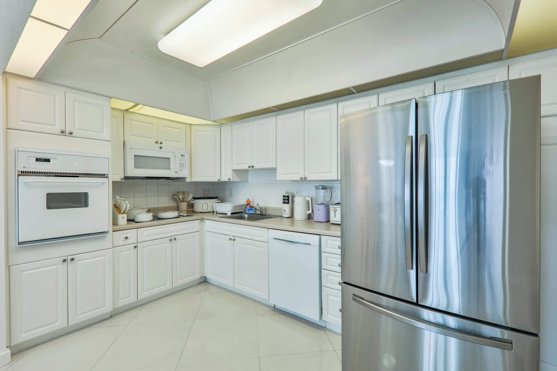 Geladeira, micro-ondas, fogão, cooktop