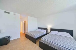 1 bedroom, desk, iron/ironing board, travel crib - Condo with Stunning View STR-01307 (Sunny Isles Beach)