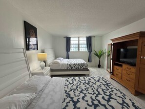 2 slaapkamers, een bureau, een strijkplank/strijkijzer, reisbedje