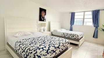 2 habitaciones, escritorio y tabla de planchar con plancha