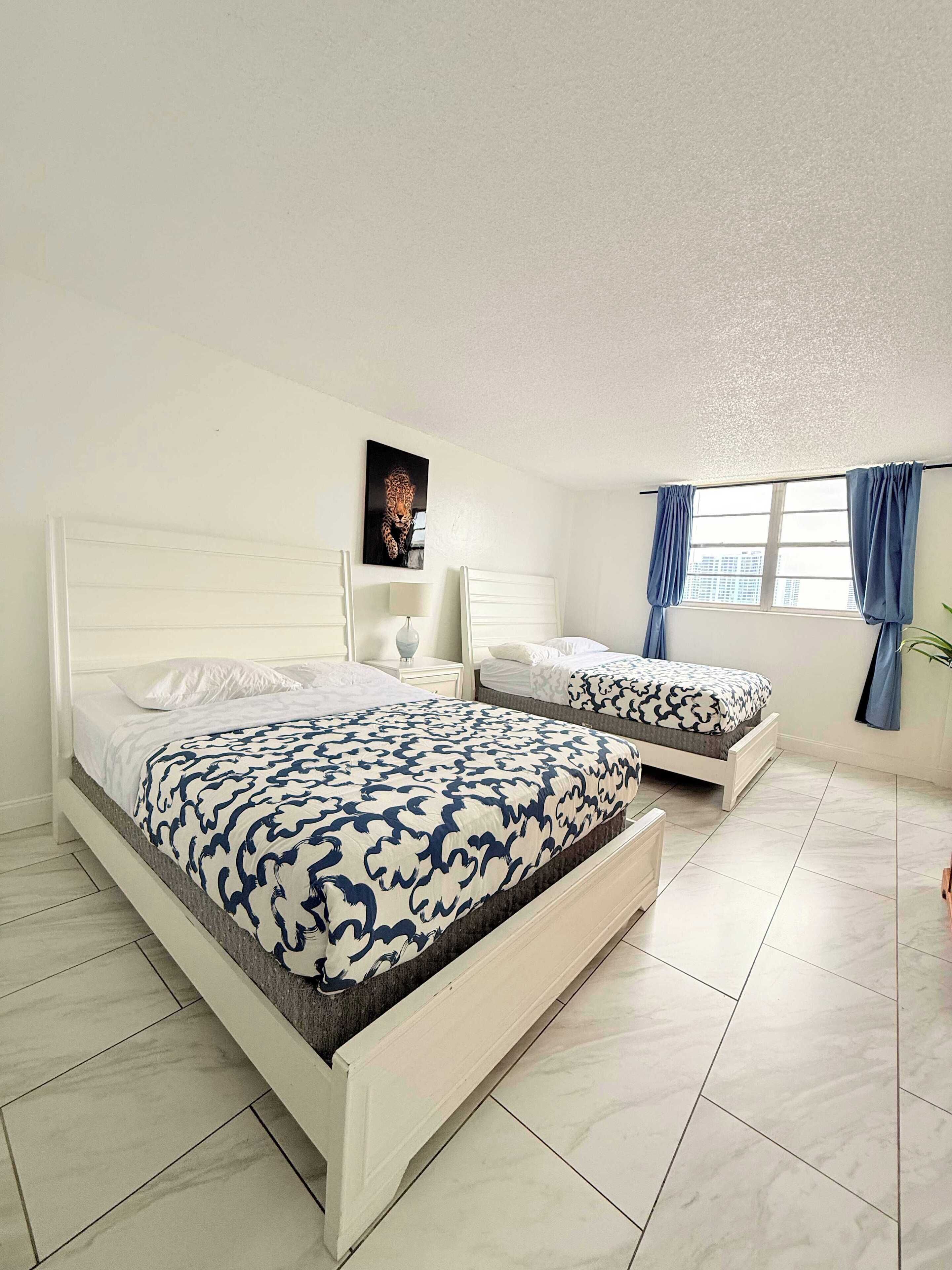 2 chambres, bureau, fer et planche à repasser, lit parapluie