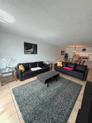 Smart-tv, een tafeltennistafel en een printer