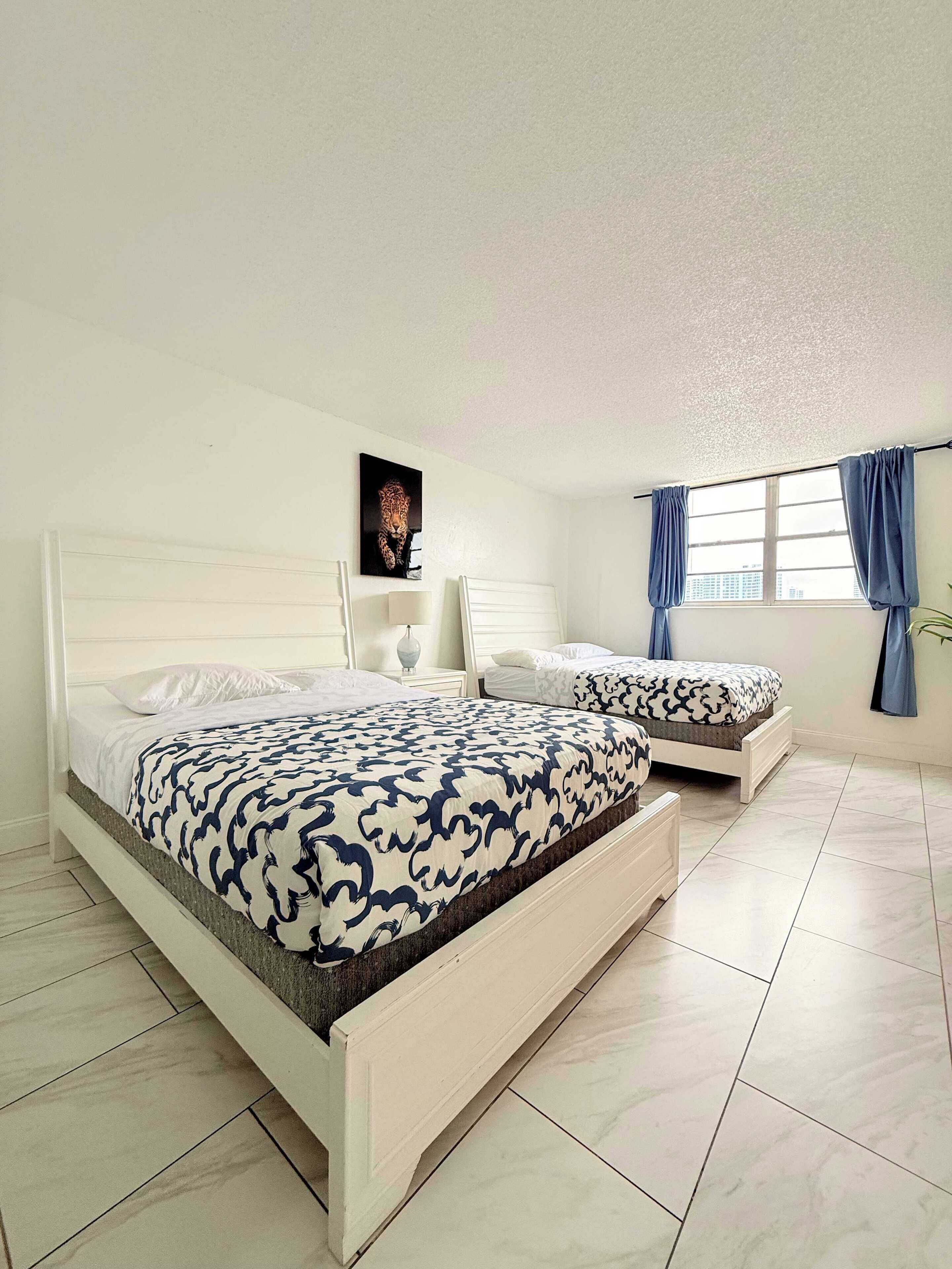 2 habitaciones, escritorio y tabla de planchar con plancha 