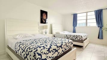 2 habitaciones, escritorio y tabla de planchar con plancha