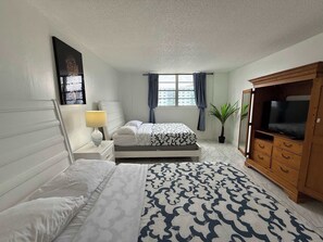 2 slaapkamers, een bureau, een strijkplank/strijkijzer, reisbedje