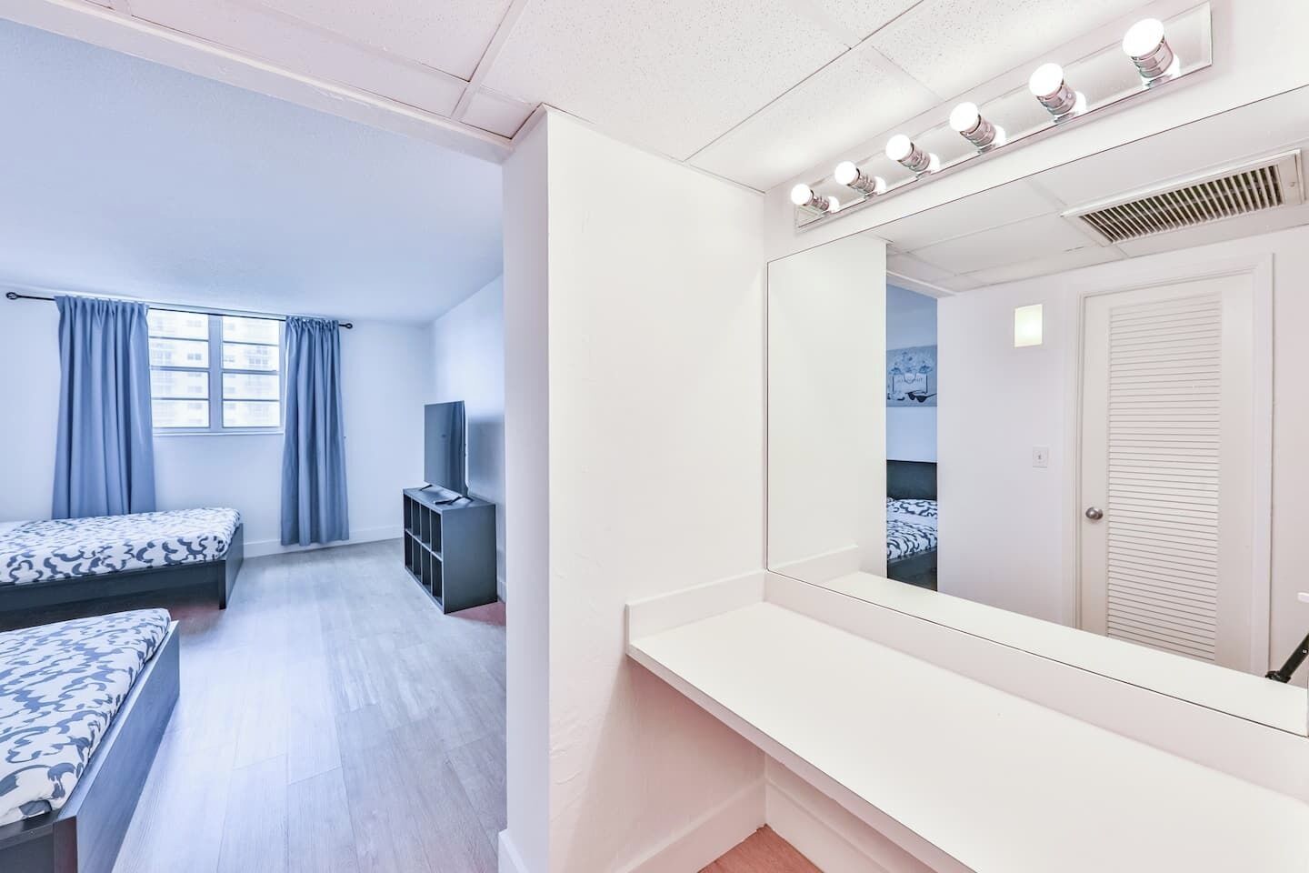 3 bedrooms, desk, iron/ironing board, travel cot