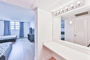 3 dormitoris, escriptori i planxa i posts de planxar 