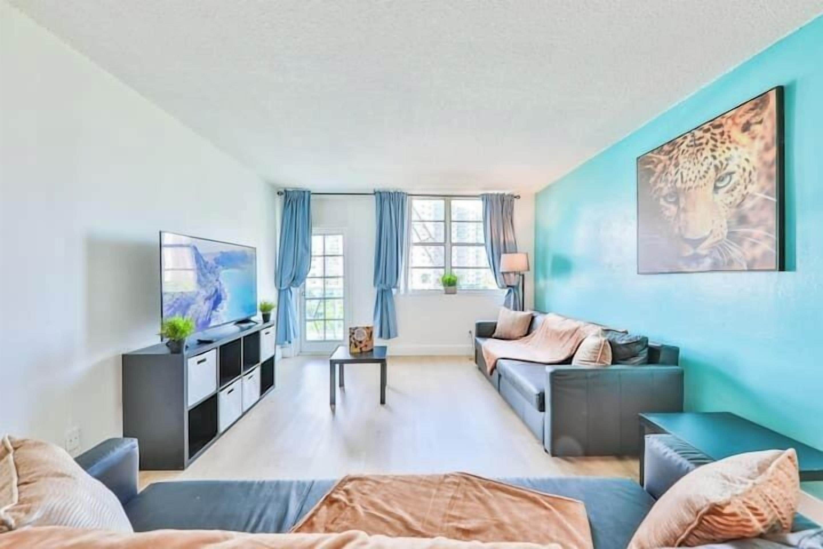 Smart-tv, een tafeltennistafel en een printer