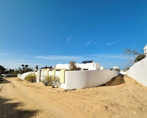 Property grounds - Villa Bianca - 10 minutes from the beach! (Ghizen)