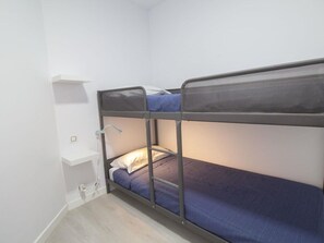 1 quarto, ferros/tábuas de passar roupa, roupa de cama