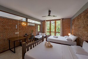 7 habitaciones, tabla de planchar con plancha, wifi y ropa de cama 