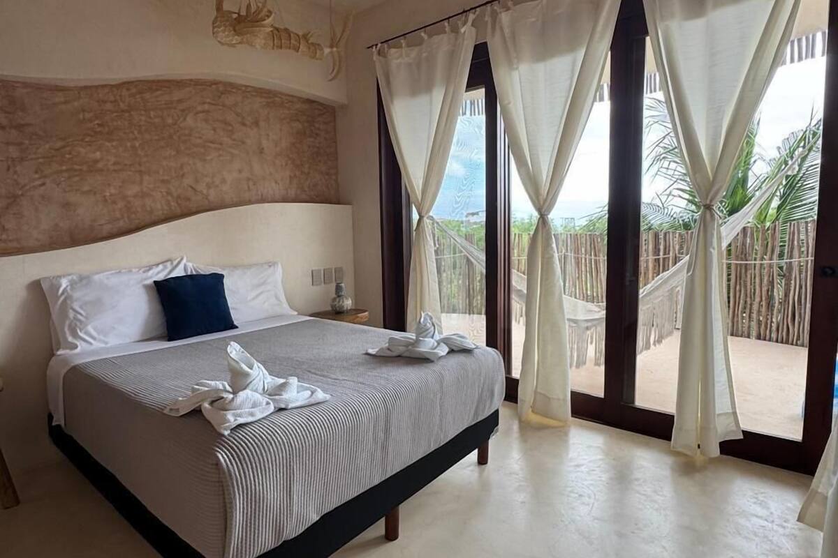 Quarto casal conforto, vista para o mar | Ferros/tábuas de passar roupa, Wi-Fi de cortesia