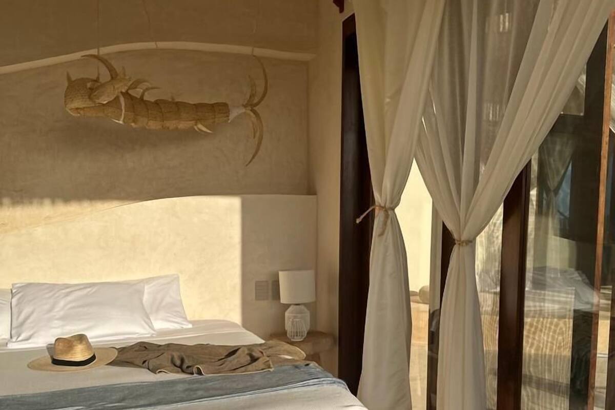 Quarto casal, vista parcial para o mar | Ferros/tábuas de passar roupa, Wi-Fi de cortesia