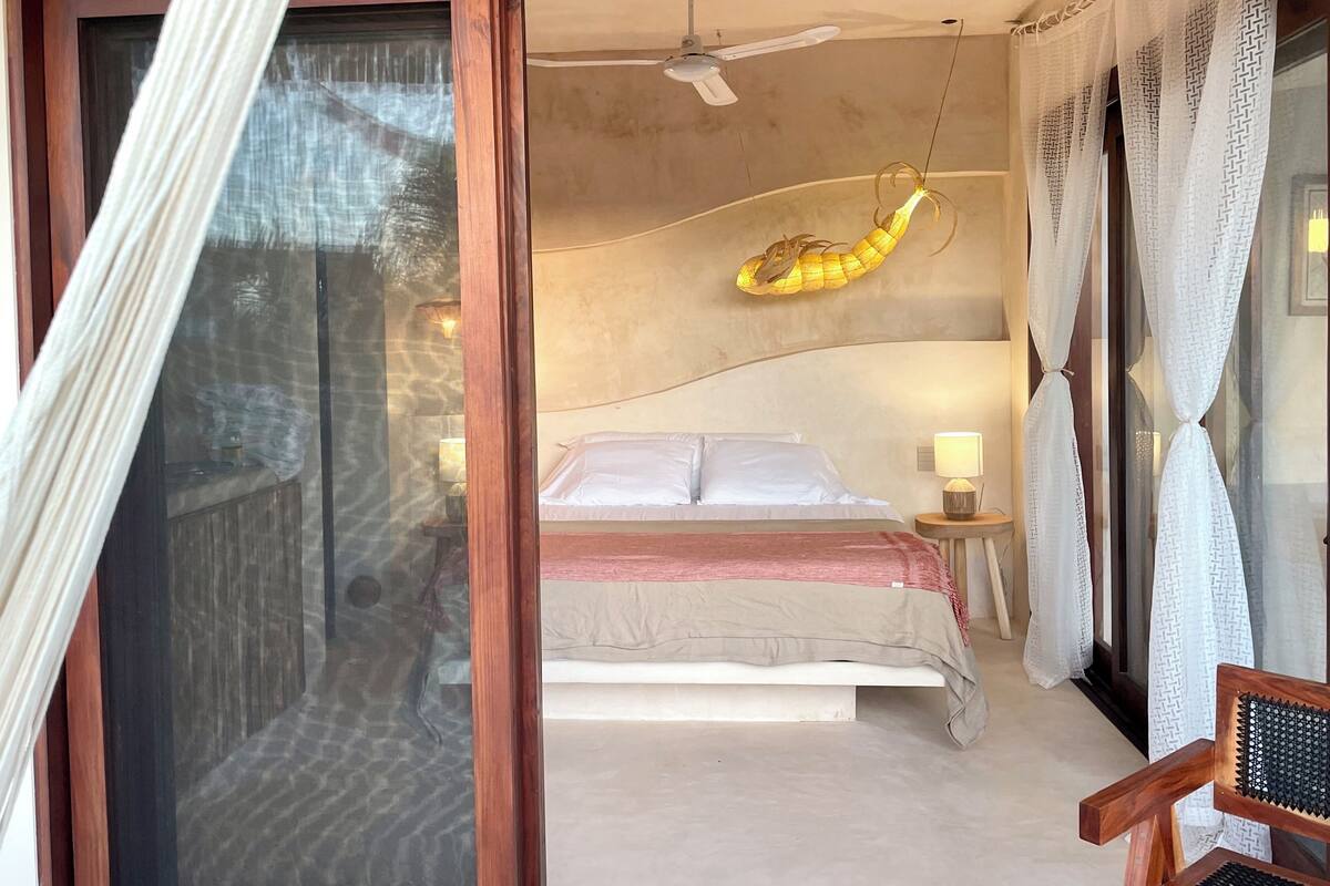 Quarto casal luxo, vista para o jardim | Ferros/tábuas de passar roupa, Wi-Fi de cortesia