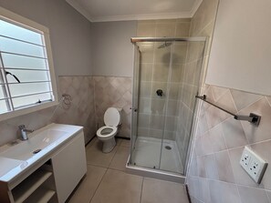 Familie cottage, uitzicht op rivier | Badkamer | Handdoeken, toiletpapier