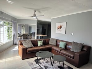 55-inch Smart TV with digital channels - Riverhaven Self Catering (Muldersdrift)