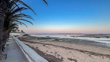 Una spiaggia nelle vicinanze