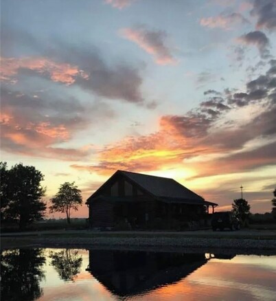 Spacious 5-bedroom cabin in tranquil Wharton with WiFi, fitness room ,pond
