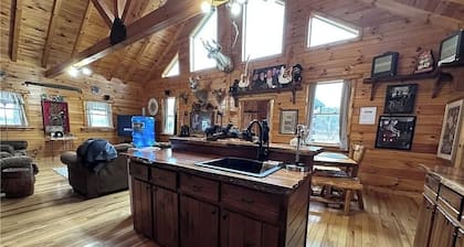 Spacious 5-bedroom cabin in tranquil Wharton with WiFi, fitness room ,pond