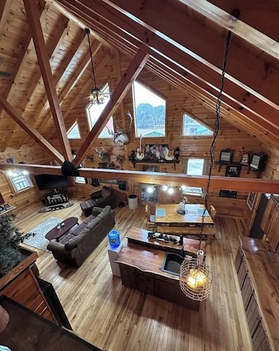  Spacious 5-bedroom cabin in tranquil Wharton with WiFi, fitness room ,pond
