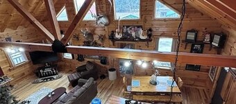  Spacious 5-bedroom cabin in tranquil Wharton with WiFi, fitness room ,pond
