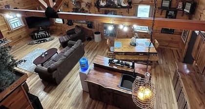 Spacious 5-bedroom cabin in tranquil Wharton with WiFi, fitness room ,pond