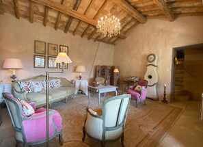 TV, fireplace, DVD player, books