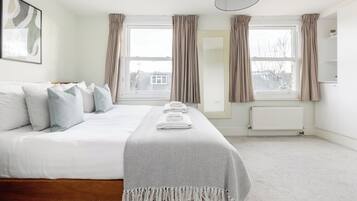 Apartment, Balcony | Hypo-allergenic bedding, iron/ironing board, free WiFi