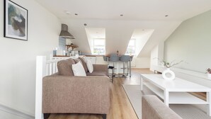 A modern loft apartment with a kitchen, dining area, and living space. - Stylish Flat in Wandsworth (London)