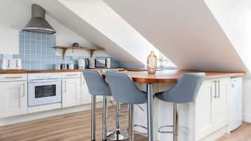 Leilighet, balkong | Eget kjøkken | Kjøleskap, mikrobølgeovn, ovn og kokeplater